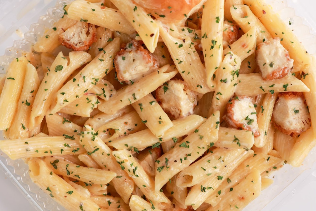 White Sauce pasta with sauteed diced chicken